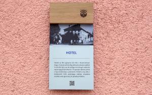 TABLE NA HIŠAH 01 FOTO LJUBO VUKELIČ